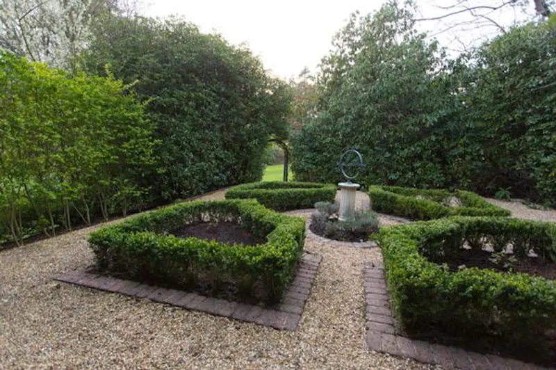 Ivy covered home in Windlesham, A1478 (photo 37)