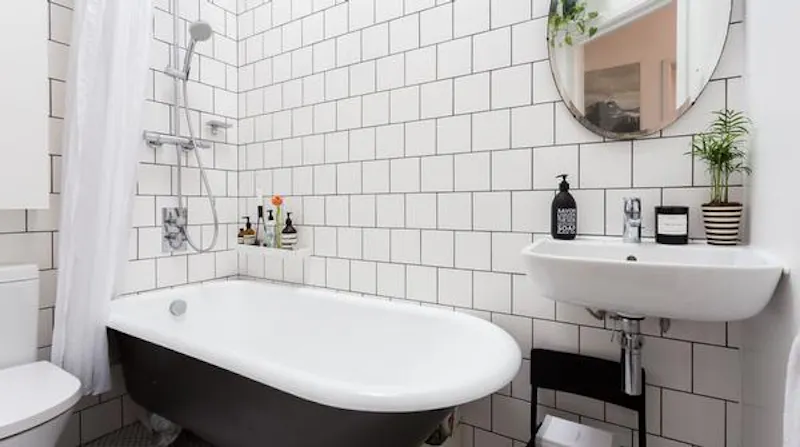 Bathroom at Film location D2395 in London (photo 13)