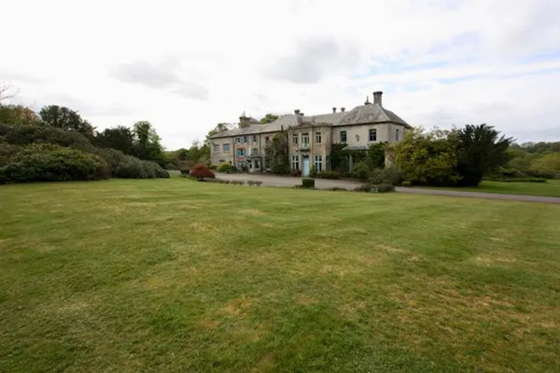 Driveway at Glorious Elstree Georgian Mansion, A1479 (photo 2)