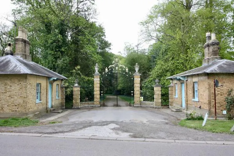 Driveway at Glorious Elstree Georgian Mansion, A1479 (photo 60)