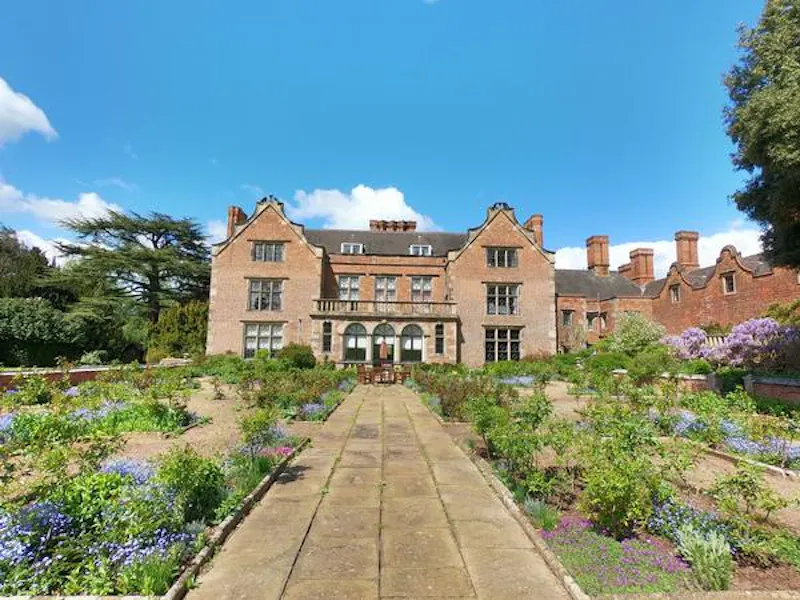 Garden at Magnificent Midlands manor, M320 (photo 1)