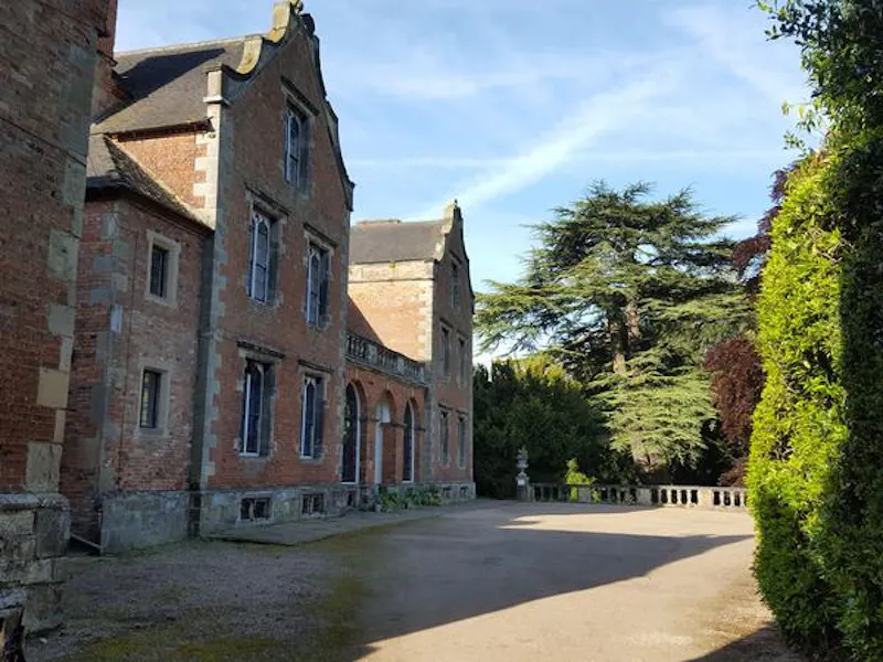 Driveway at Magnificent Midlands manor, M320 (photo 2)