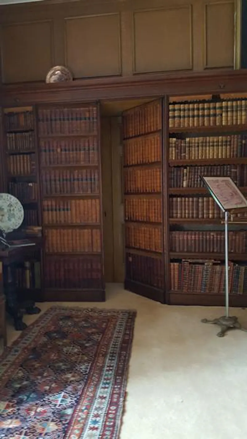 Library at Magnificent Midlands manor, M320 (photo 14)