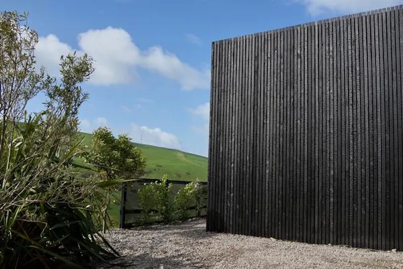 Spectacular coastal black box, K441 (photo 1)