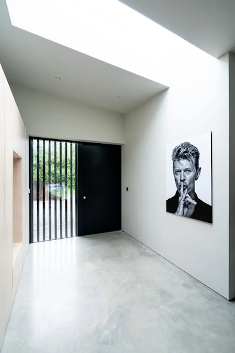 Entrance hall at Spectacular coastal black box, K441 (photo 2)