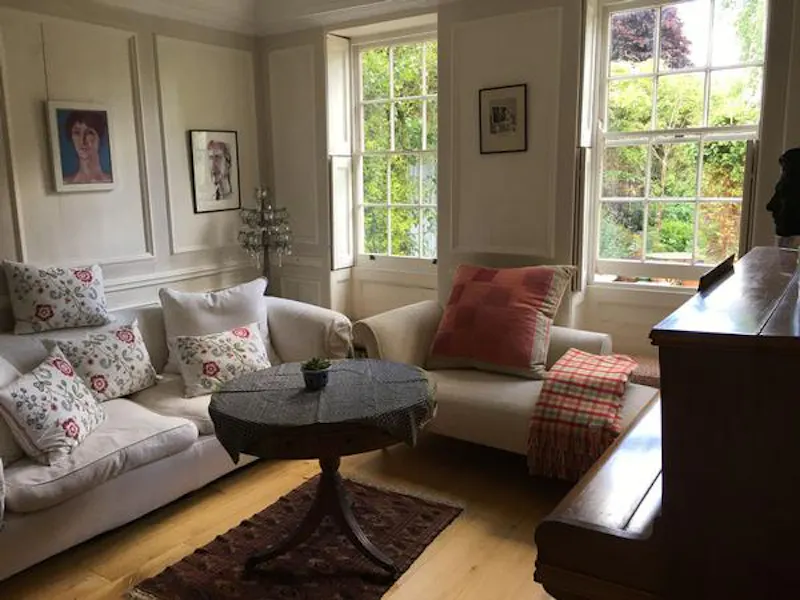 Drawing room at Brentford house with indoor pool, A1481 (photo 18)