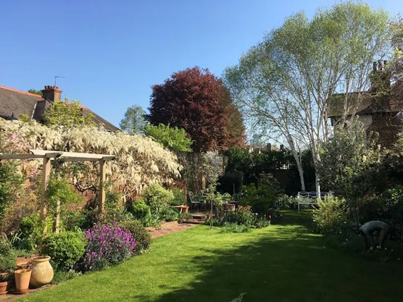 Garden at Brentford house with indoor pool, A1481 (photo 40)