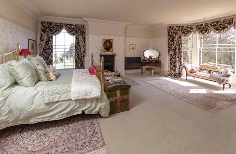 Bedroom at Lincoln Victorian country manor, M321 (photo 7)