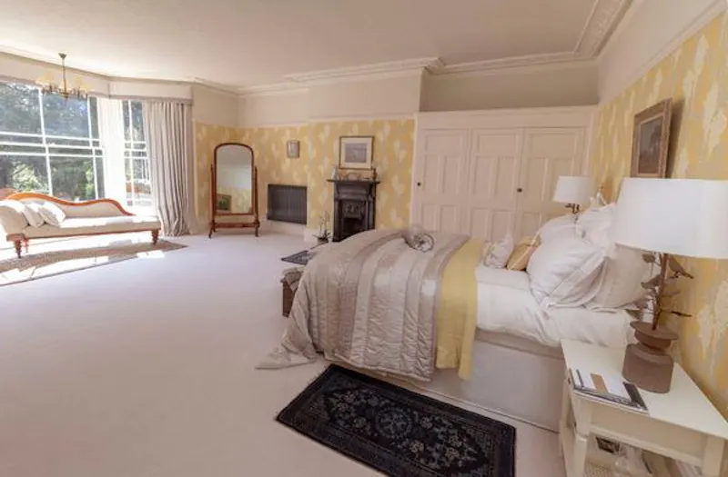 Bedroom at Lincoln Victorian country manor, M321 (photo 8)