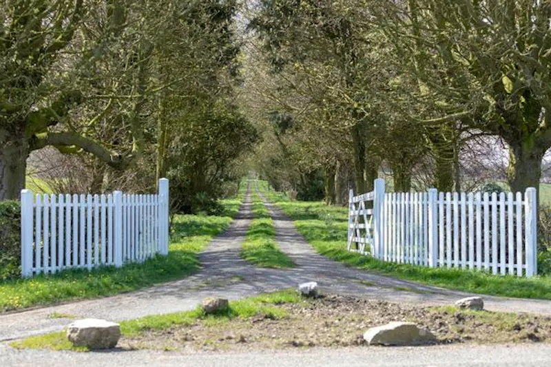 Gate at Lincoln Victorian country manor, M321 (photo 9)