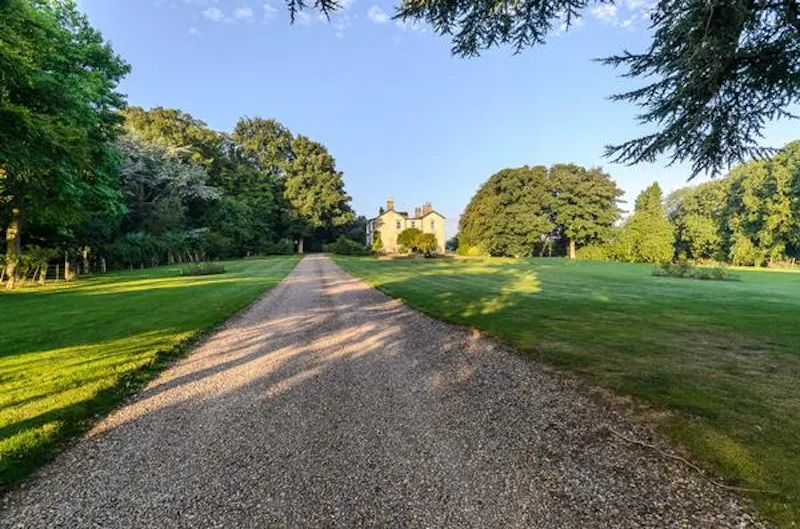 Driveway at Lincoln Victorian country manor, M321 (photo 13)