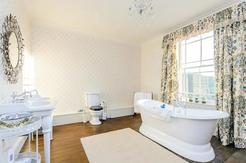 Bathroom at Lincoln Victorian country manor, M321 (photo 15)