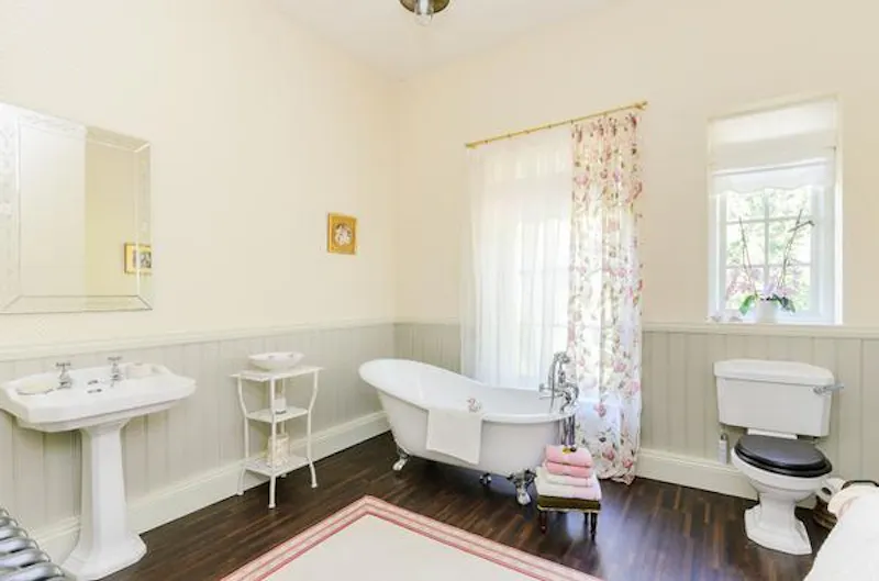 Bath - rolltop at Lincoln Victorian country manor, M321 (photo 17)
