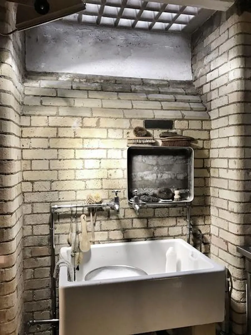 Exposed brick at Super-cool Shoreditch loft, F1179 (photo 18)