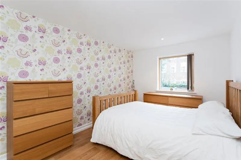Bedroom at Mews apartment in Clapham, F1176 (photo 5)