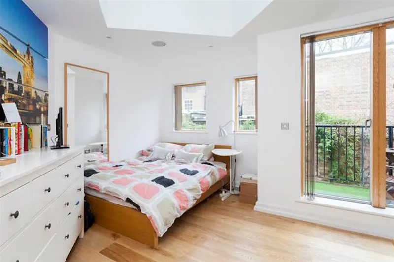 Bedroom at Mews apartment in Clapham, F1176 (photo 6)