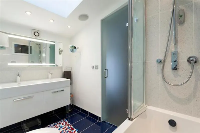 Bathroom at Mews apartment in Clapham, F1176 (photo 8)