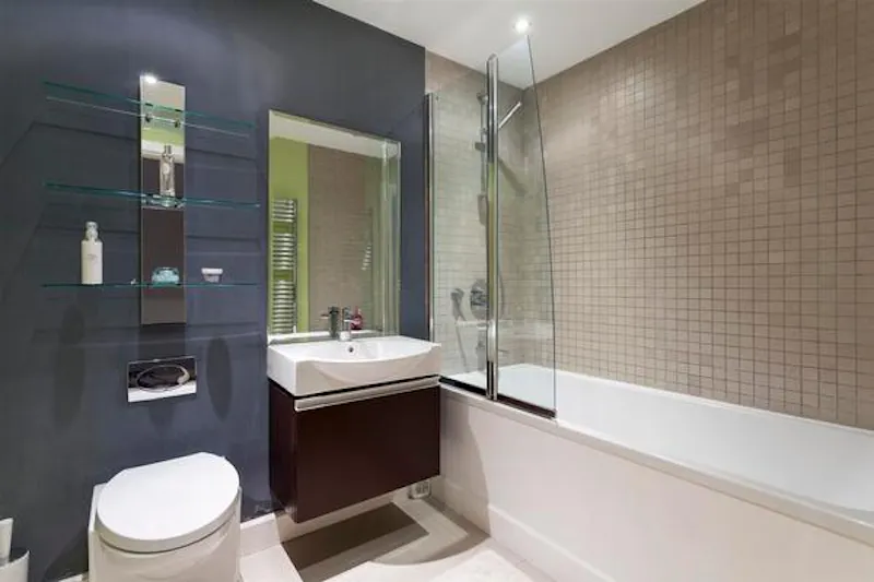 Bathroom at Mews apartment in Clapham, F1176 (photo 9)