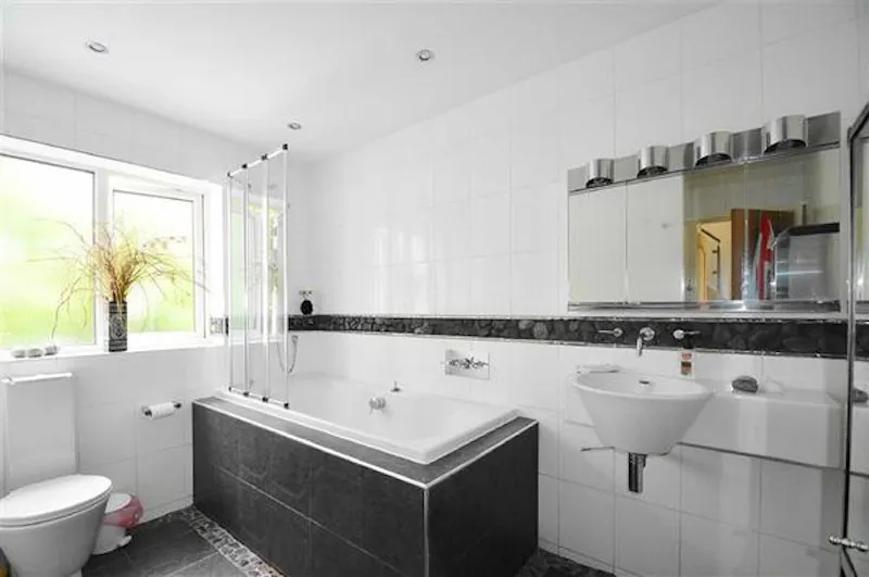 Bathroom at Sea view apartment in Chalkwell, F1177 (photo 14)