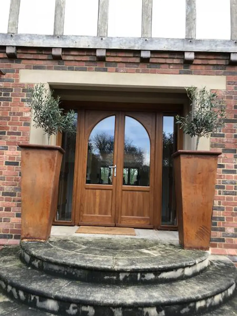 Large Riverside Henley Home, D2400 (photo 2)