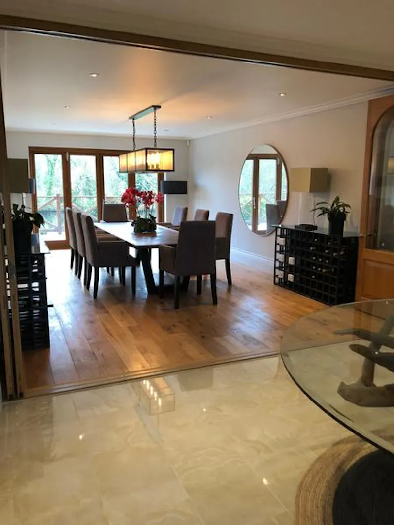 Dining room at Large Riverside Henley Home, D2400 (photo 5)
