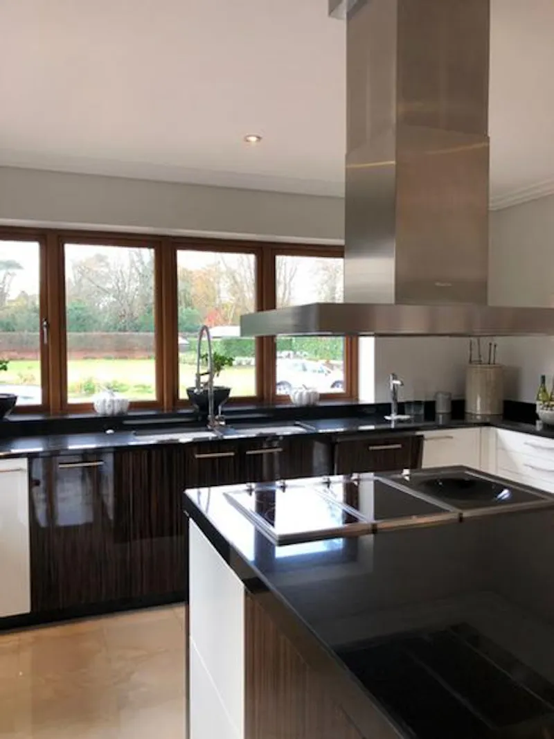 Large Riverside Henley Home, D2400 (photo 8)
