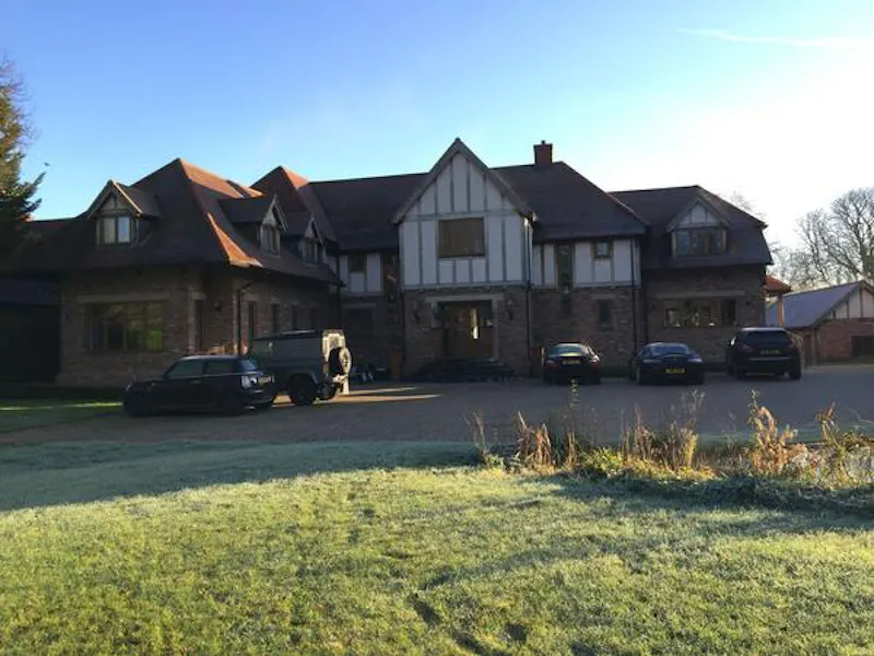 Large Riverside Henley Home, D2400 (photo 19)