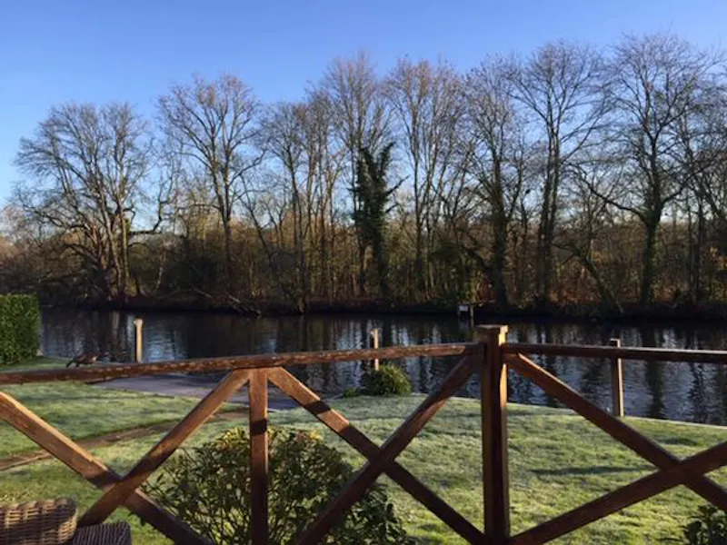 Large Riverside Henley Home, D2400 (photo 21)