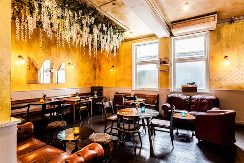 Vibrant Peckham pub, R823 (photo 9)