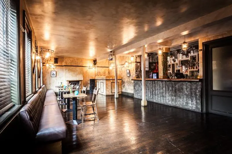 Vibrant Peckham pub, R823 (photo 13)