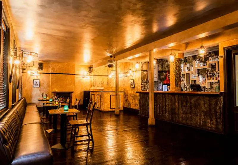 Vibrant Peckham pub, R823 (photo 14)