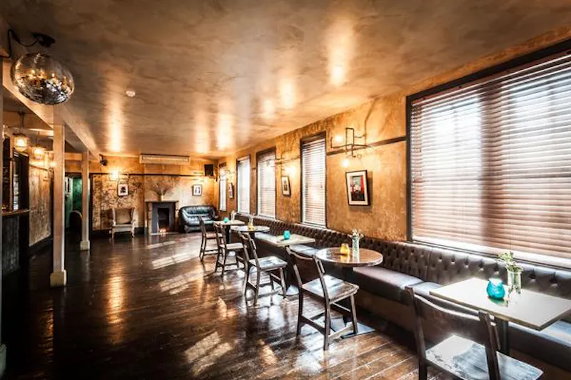Vibrant Peckham pub, R823 (photo 15)