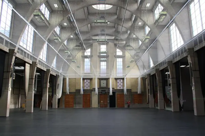 Gallery at Vast Art Deco Victoria Hall, P607 (photo 3)
