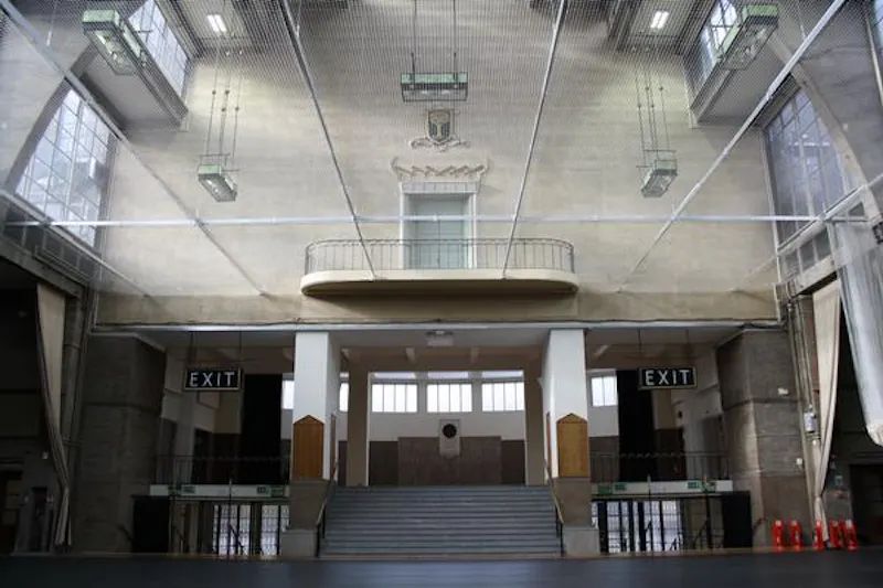 Balcony at Vast Art Deco Victoria Hall, P607 (photo 4)