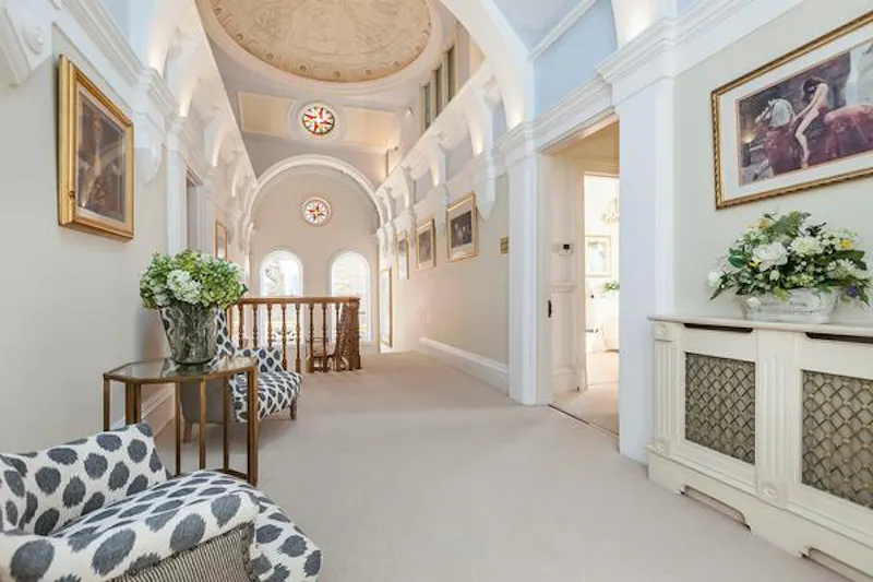 Entrance hall at Lavish Eltham mansion, B1850 (photo 47)