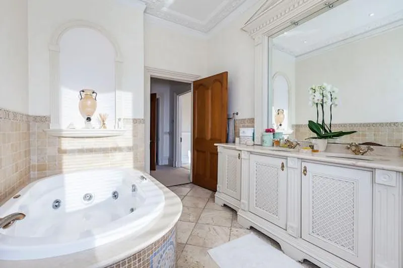 Lavish Eltham mansion, B1850 (photo 61)