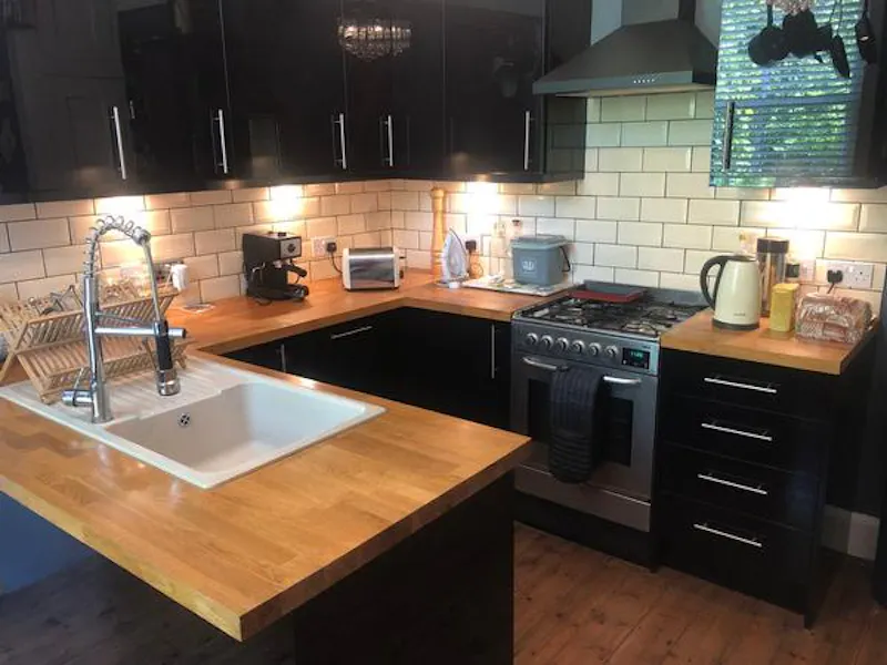 Kitchen at Film location B1851 in London (photo 13)