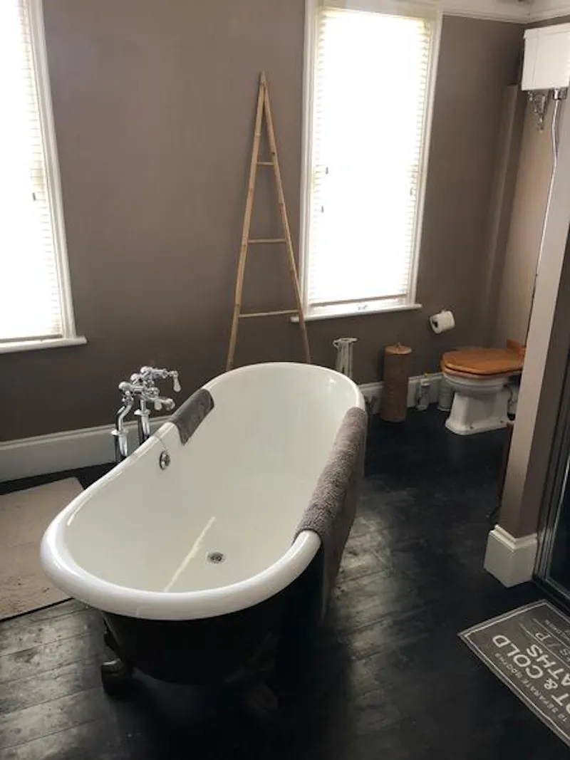 Bathroom at Film location B1851 in London (photo 21)
