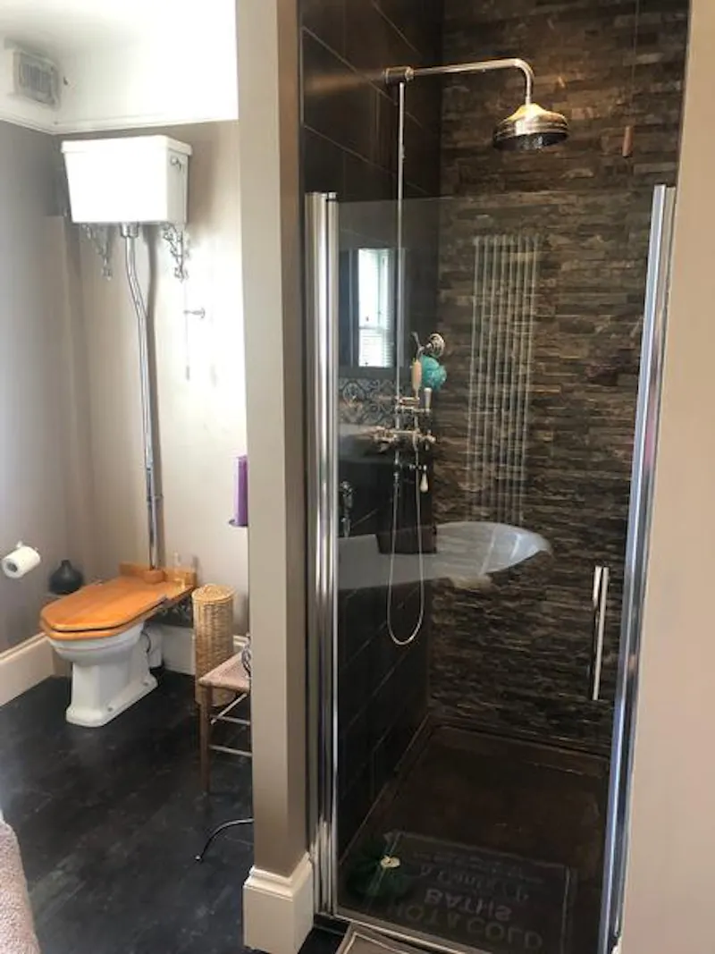 Bathroom at Film location B1851 in London (photo 23)