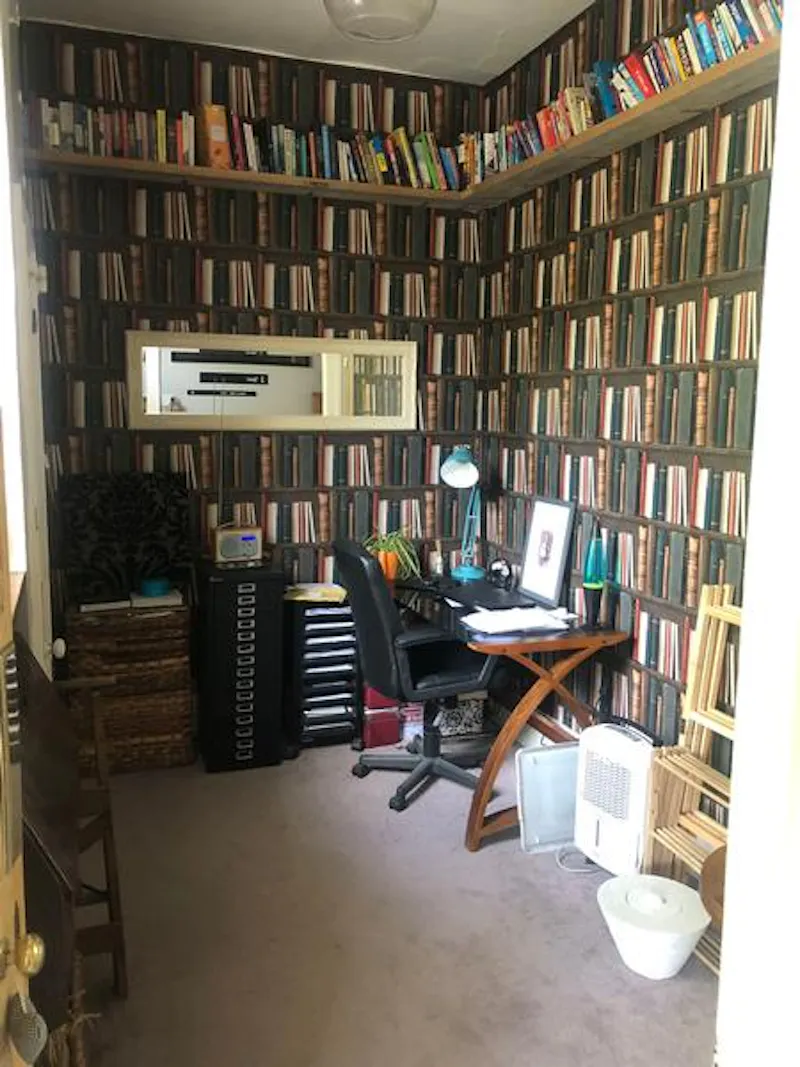 Study at Film location B1851 in London (photo 24)