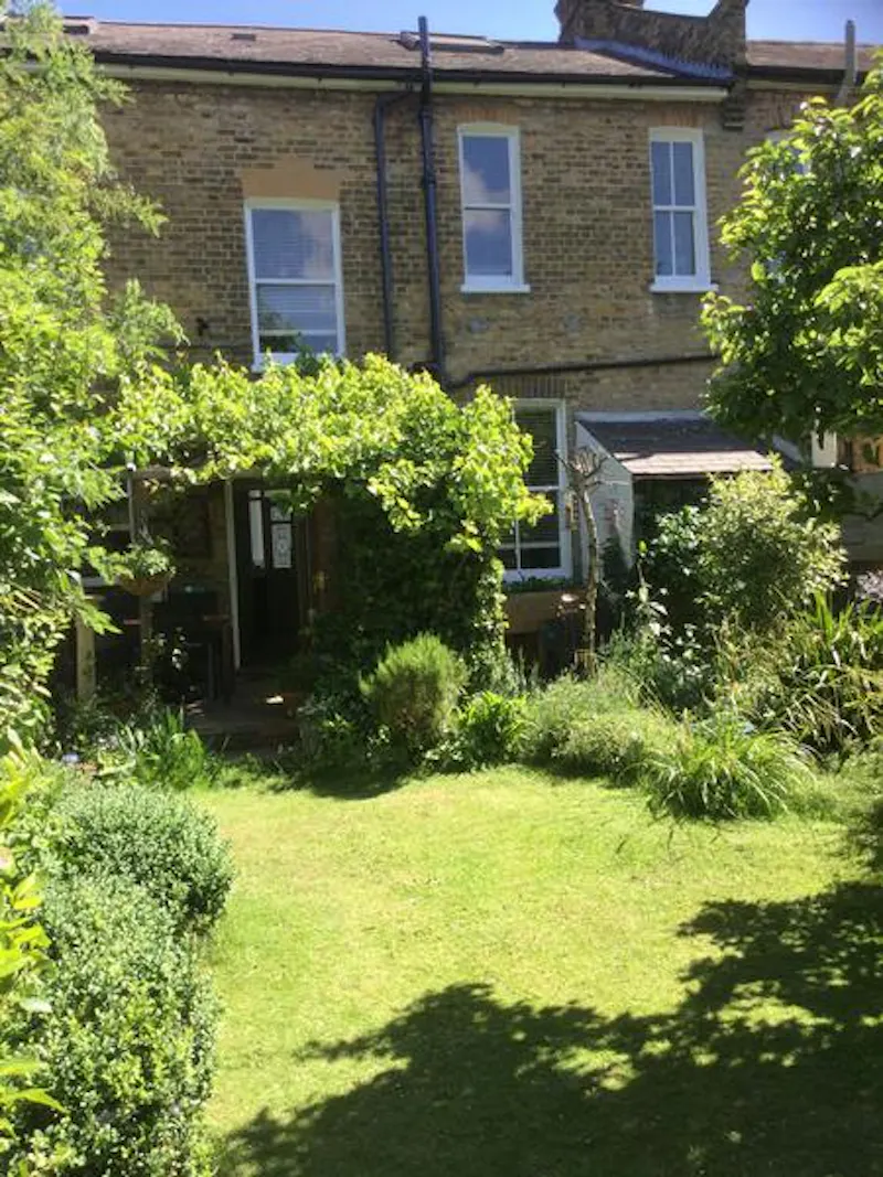 Garden at Film location B1851 in London (photo 35)