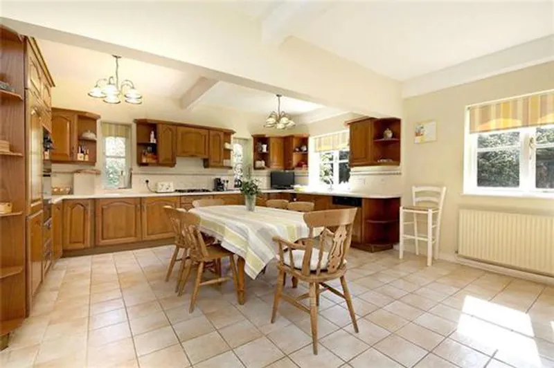 Kitchen at Film location B1852 in Surrey (photo 3)