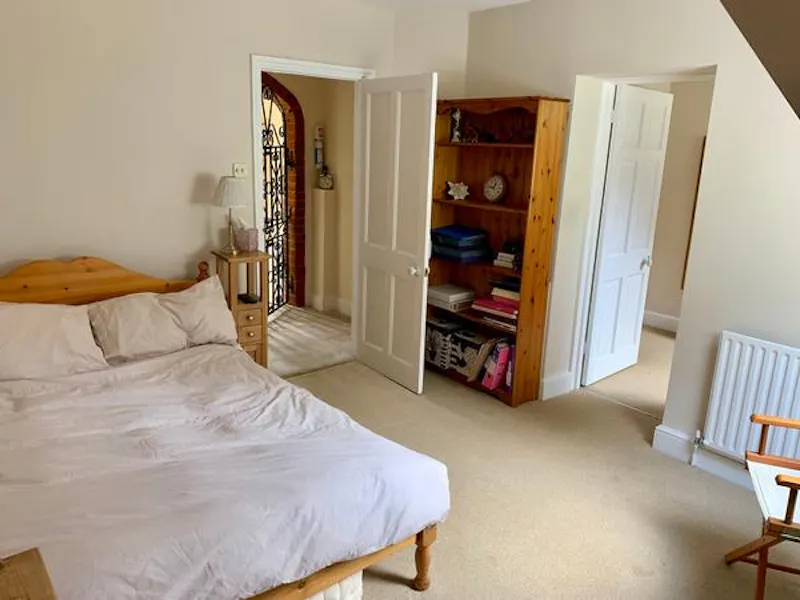 Bedroom at Film location B1852 in Surrey (photo 7)