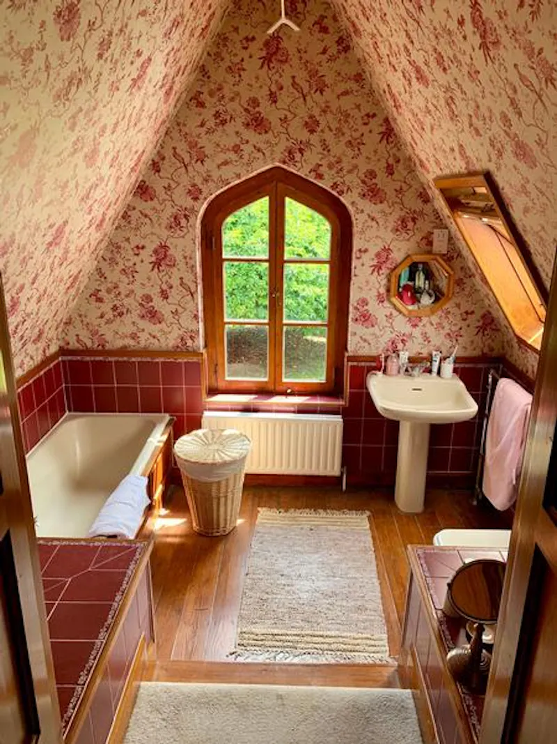 Bathroom at Film location B1852 in Surrey (photo 8)
