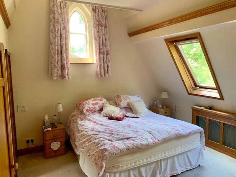 Bedroom at Film location B1852 in Surrey (photo 10)