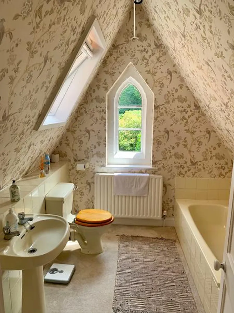 Bathroom at Film location B1852 in Surrey (photo 13)