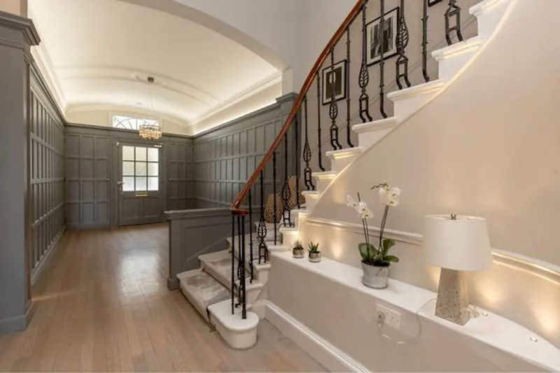 Entrance hall at Smart Edinburgh townhouse, A1482 (photo 3)