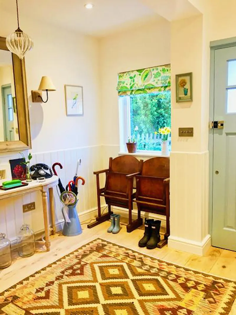 Entrance hall at Film location D2403 in London (photo 2)