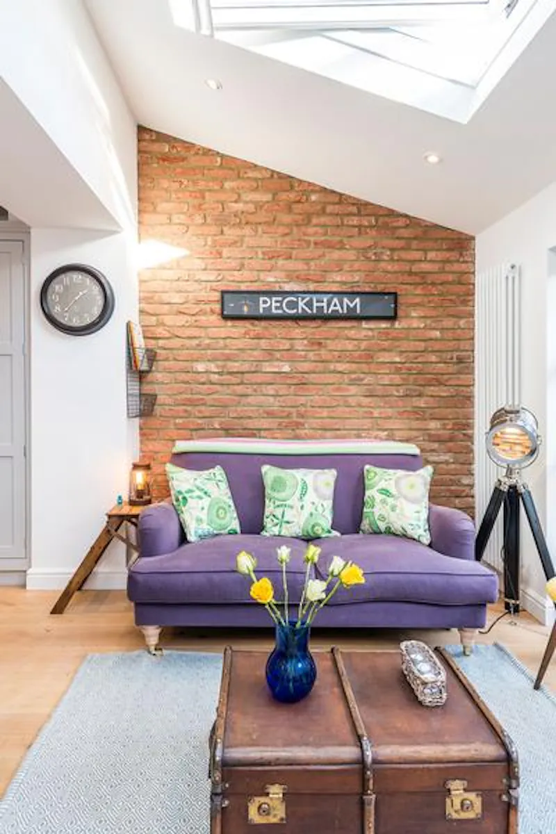 Exposed brick at Film location D2403 in London (photo 11)