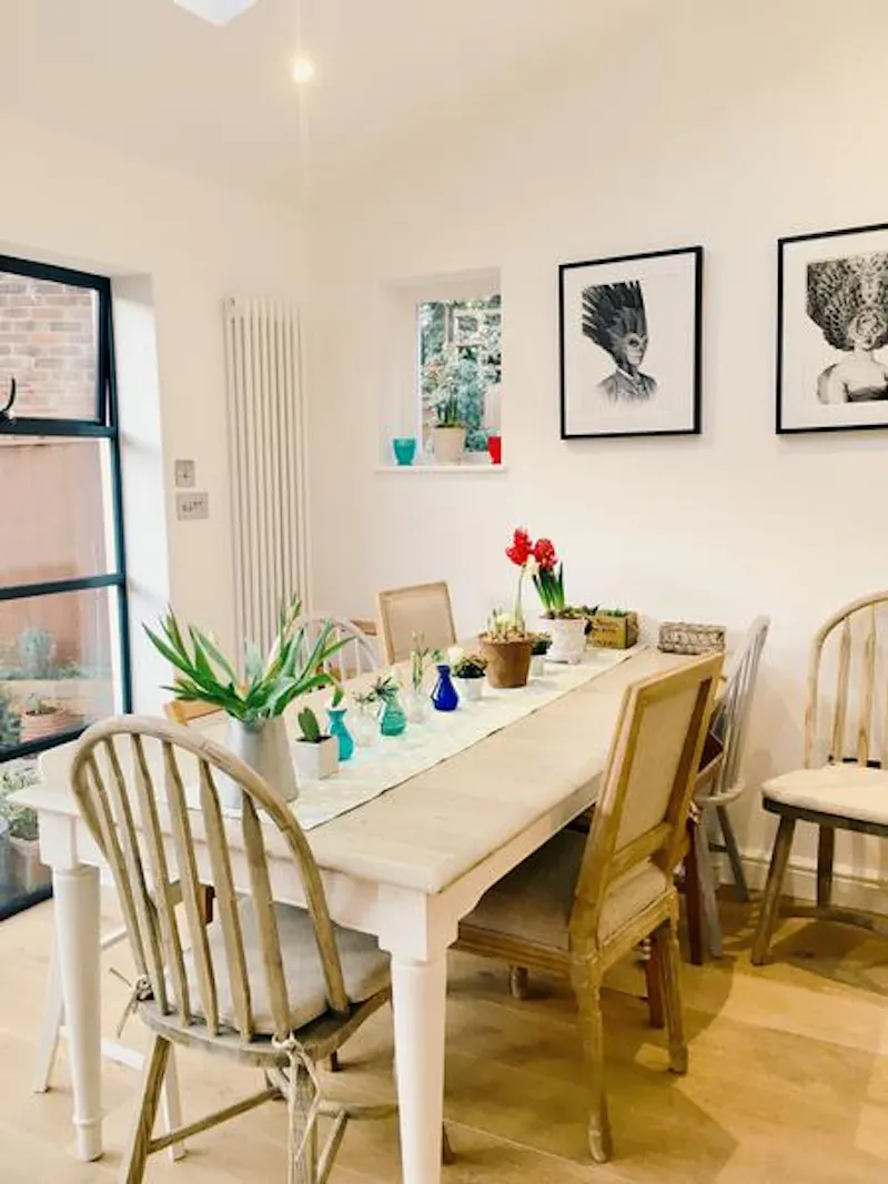 Dining room at Film location D2403 in London (photo 12)